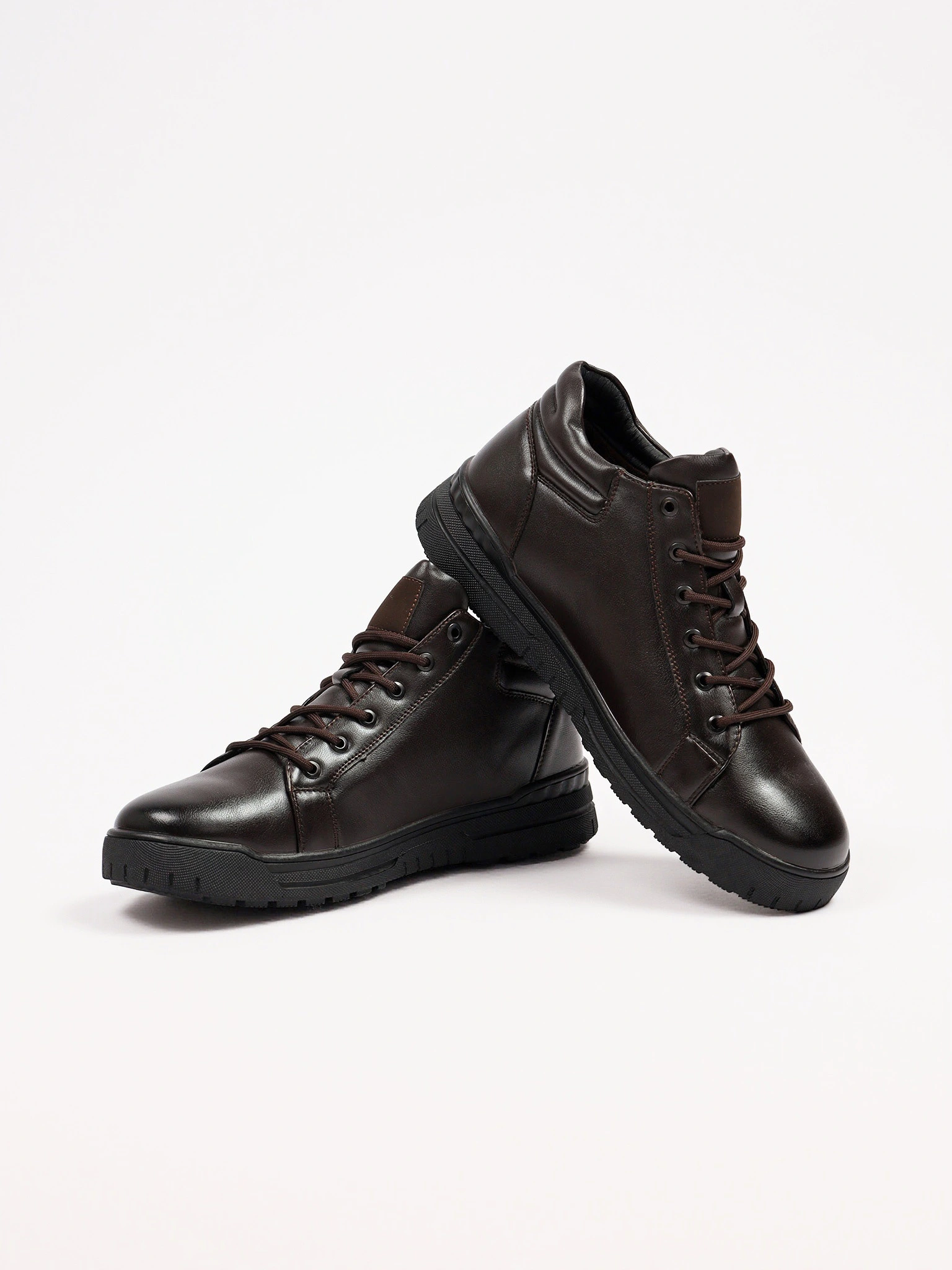 Ботинки коричневого цвета на низкой подошве